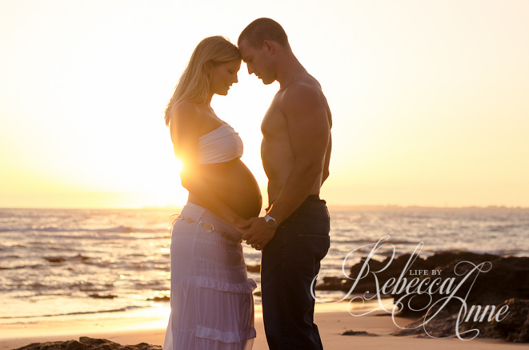maternity-beach-sunset-mother-father-silloquette
